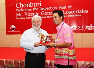 Mayor Itthiphol Kunplome presents the key to Pattaya City to Bureau of International Exposition Secretary-General Vicente Gonzalez Loscertales (left).